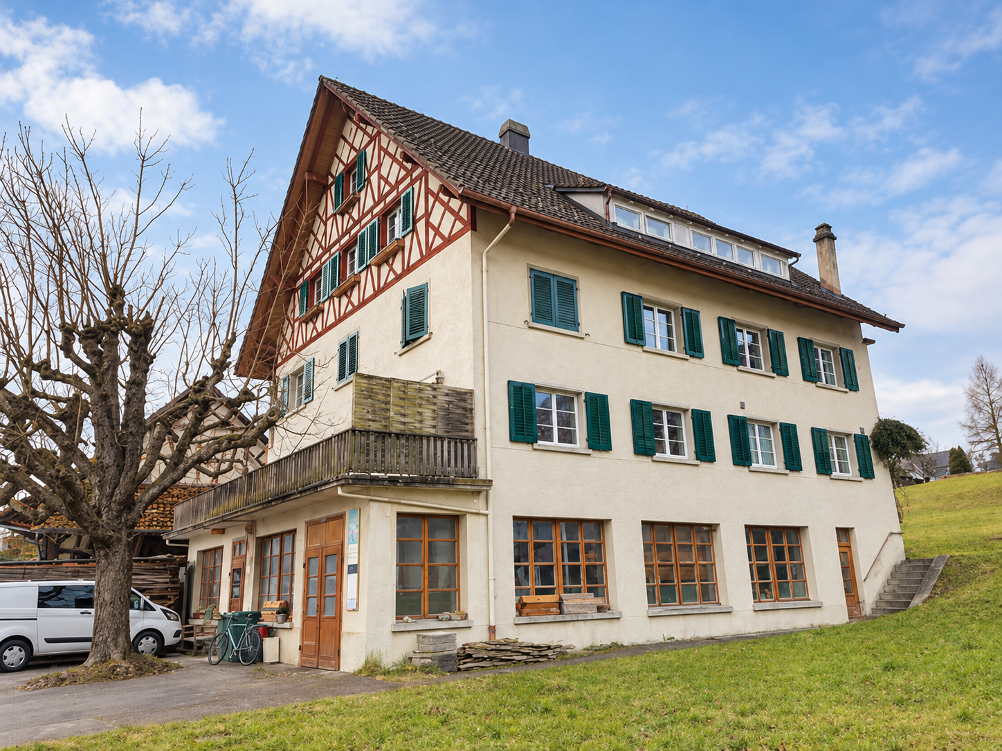 Aussenansicht des Hauses mit dem Studio Henggart