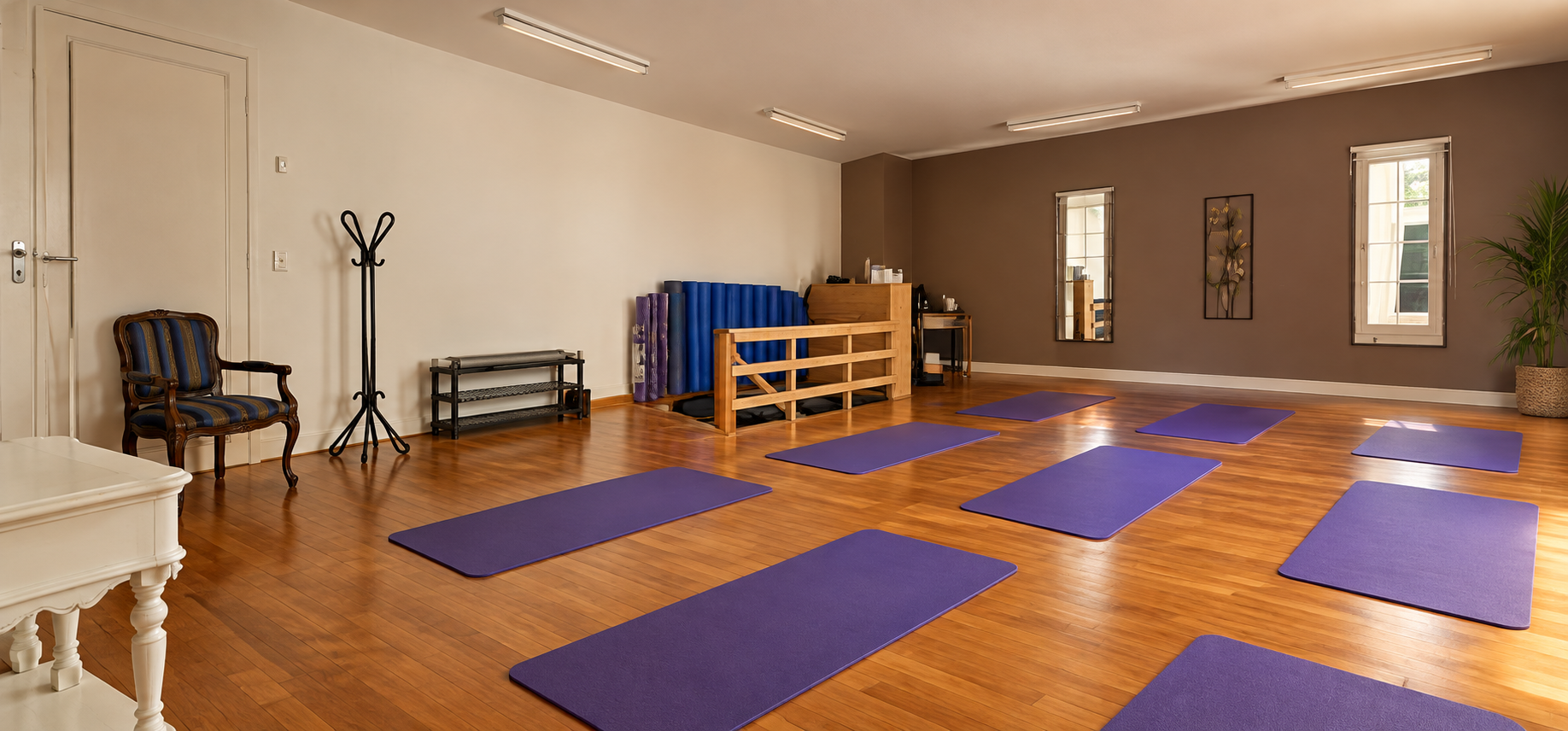 Pilatesraum in Henggart mit violetten Matten auf dem Holzboden